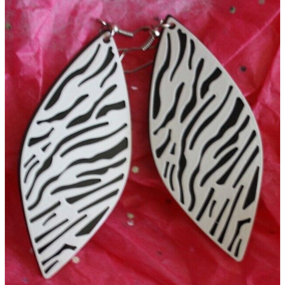 3/$15 Black & White Leaves Earrings Women's Fashion Jewelry Dangle Boho - Picture 2 of 3